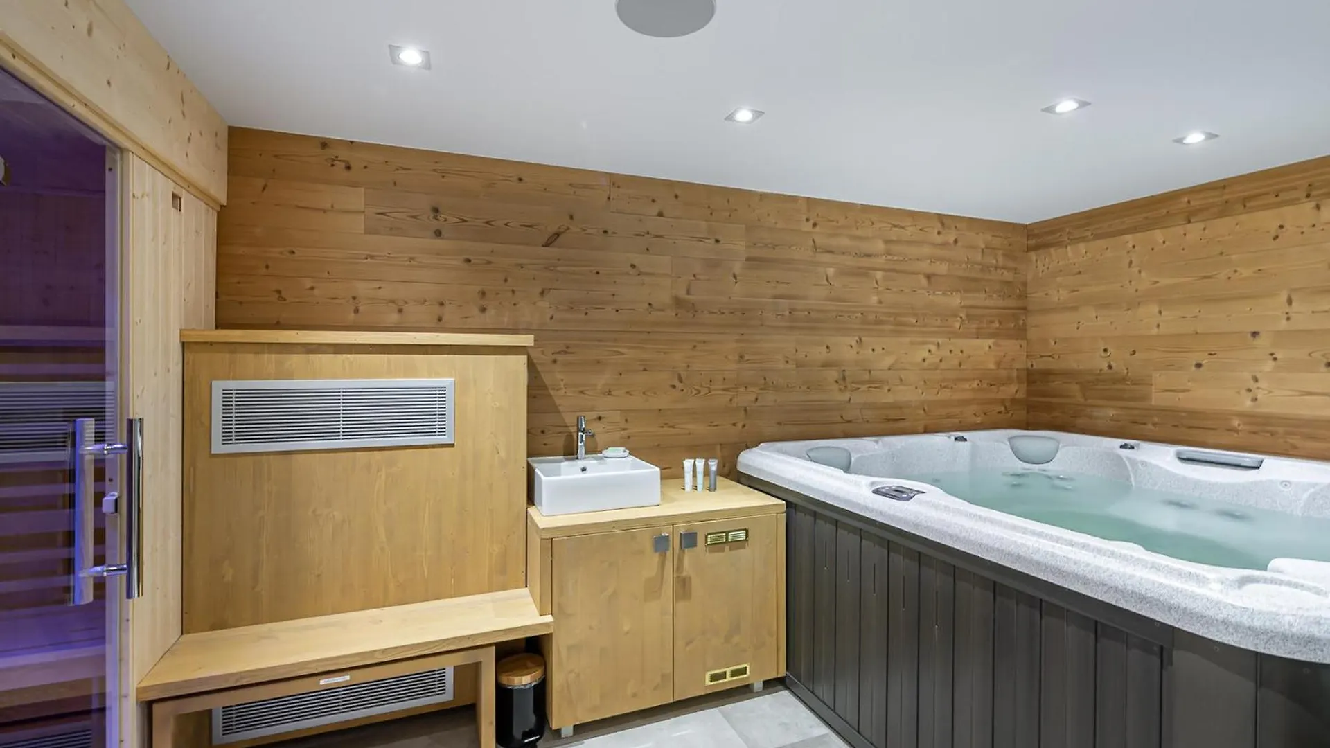 Chalet Moderne Et Cosy Avec Jacuzzi, Sauna Et Parking A Meribel - Fr-1-565-1 Les Allues Γαλλία