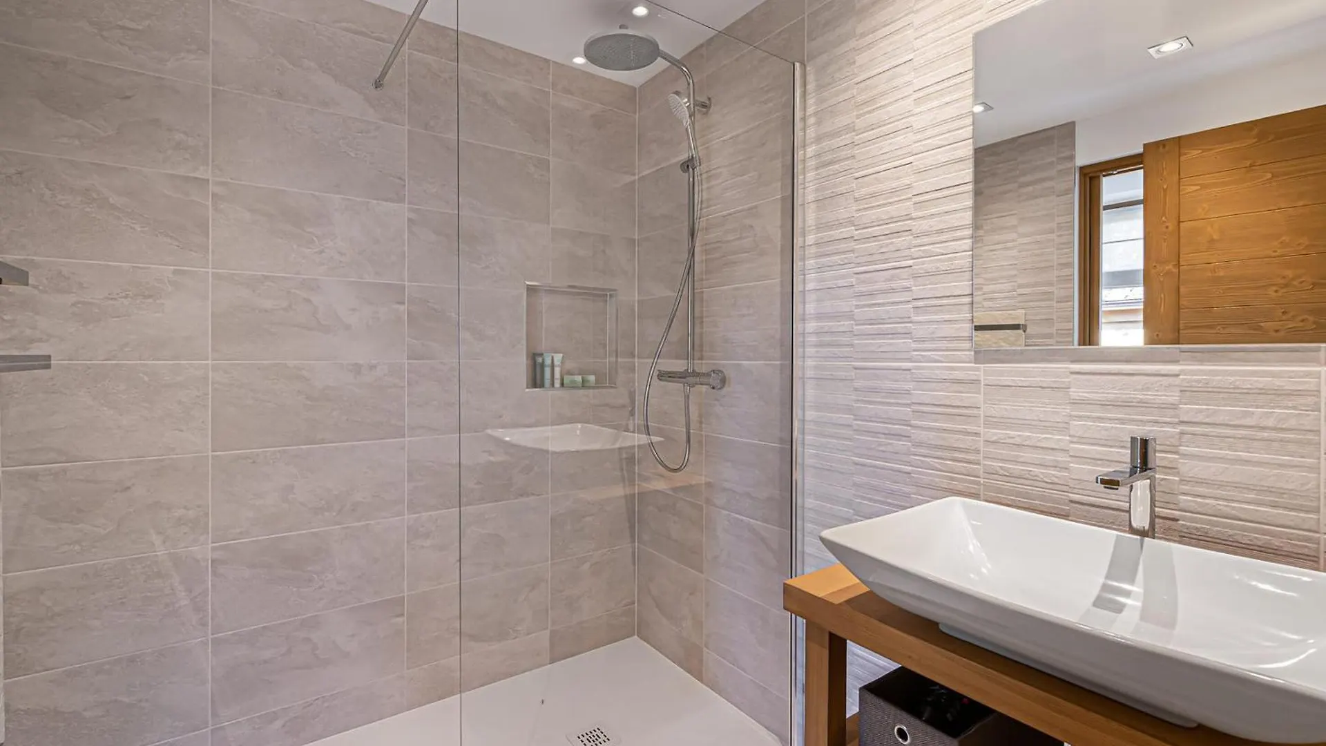 Chalet Moderne Et Cosy Avec Jacuzzi, Sauna Et Parking A Meribel - Fr-1-565-1 Les Allues